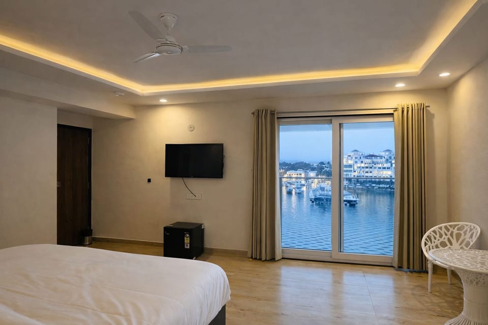 Luxury Room, Lake View | Desk, free WiFi