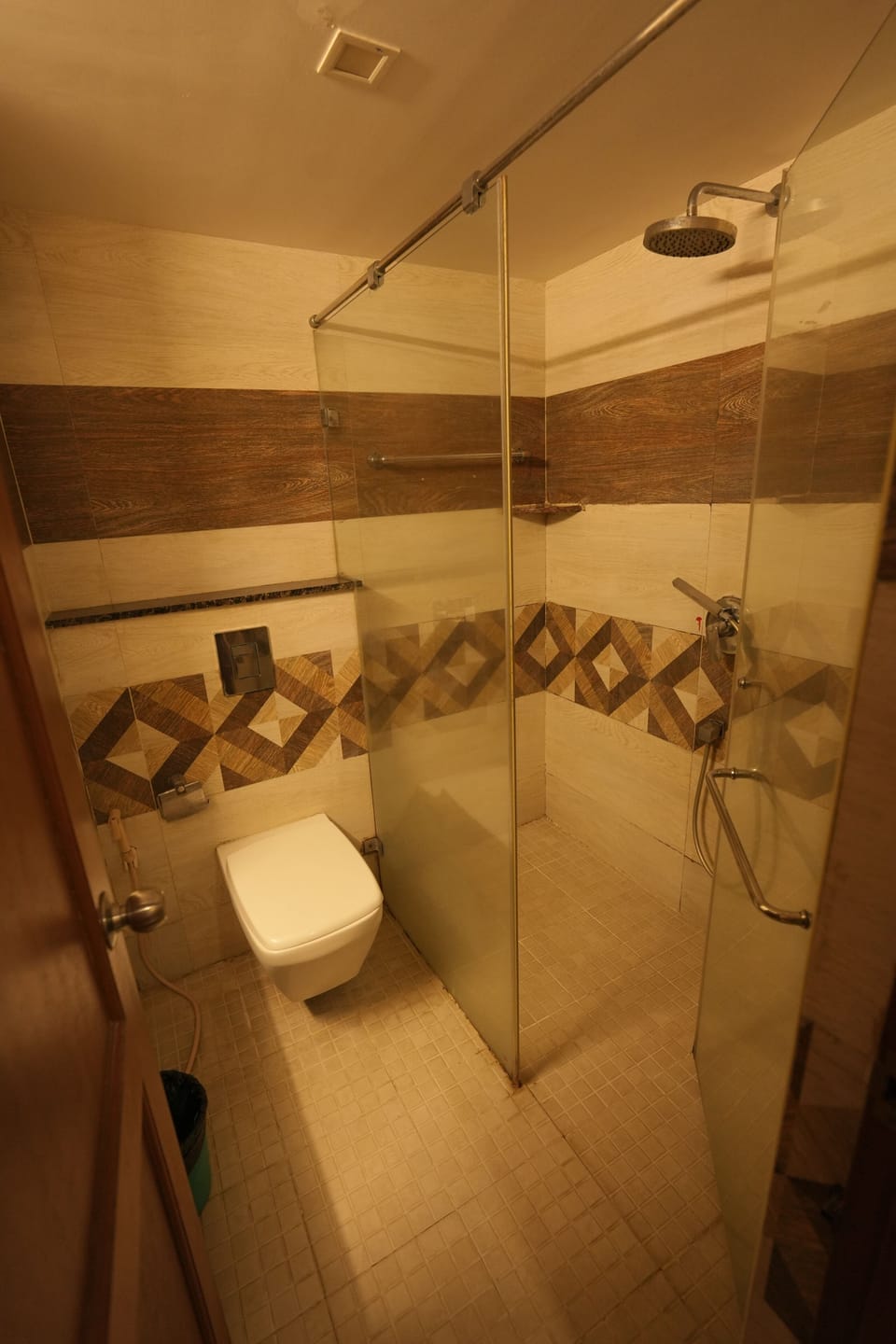 Deluxe Double or Twin Room, City View | Bathroom | Free toiletries, towels, soap, shampoo