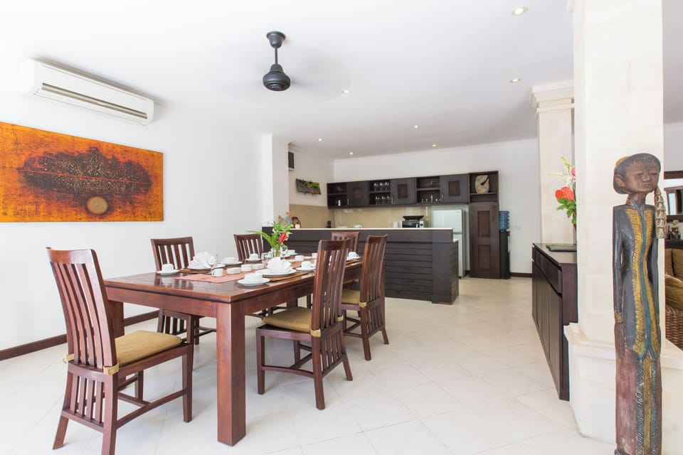 Full-size fridge, microwave, oven, stovetop