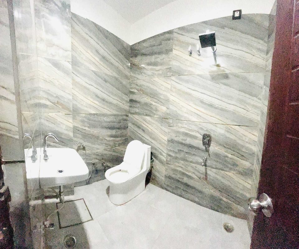 Deluxe Double Room | Bathroom | Shower, free toiletries, towels, soap