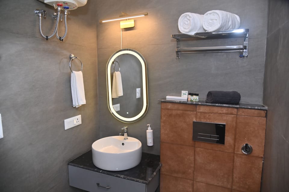 Family Room | Bathroom | Shower, rainfall showerhead, free toiletries, towels