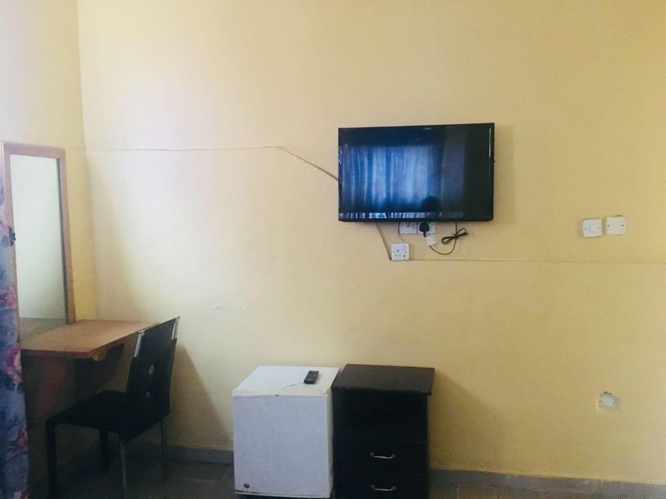 4 bedrooms, in-room safe, desk, laptop workspace