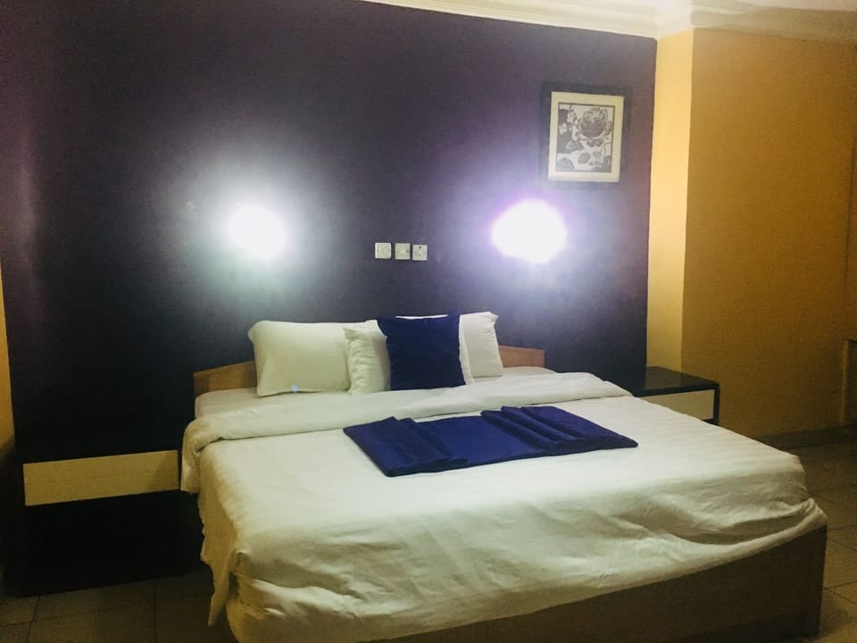 4 bedrooms, in-room safe, desk, laptop workspace