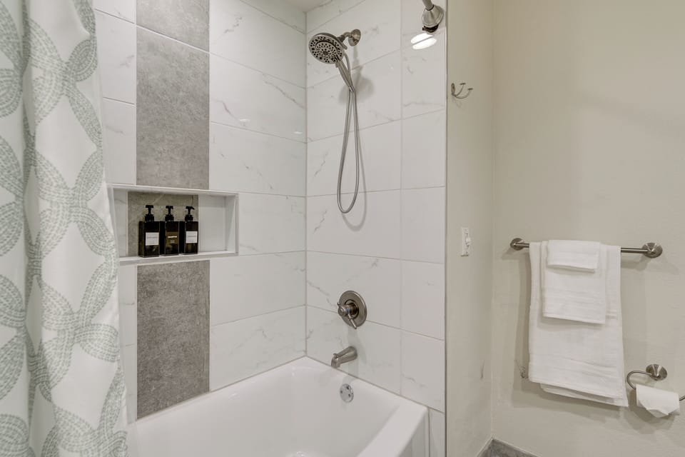 Lake-view Woodinville Retreat w/ Hot Tub + Theater Cottage in Woodinville