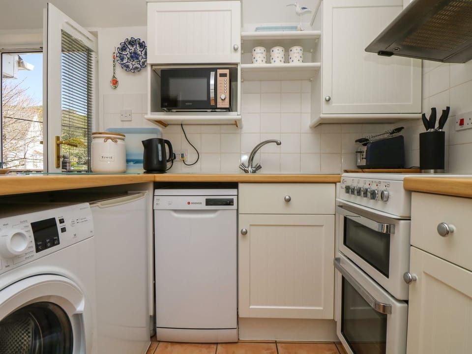 Dishwasher, cookware/dishes/utensils