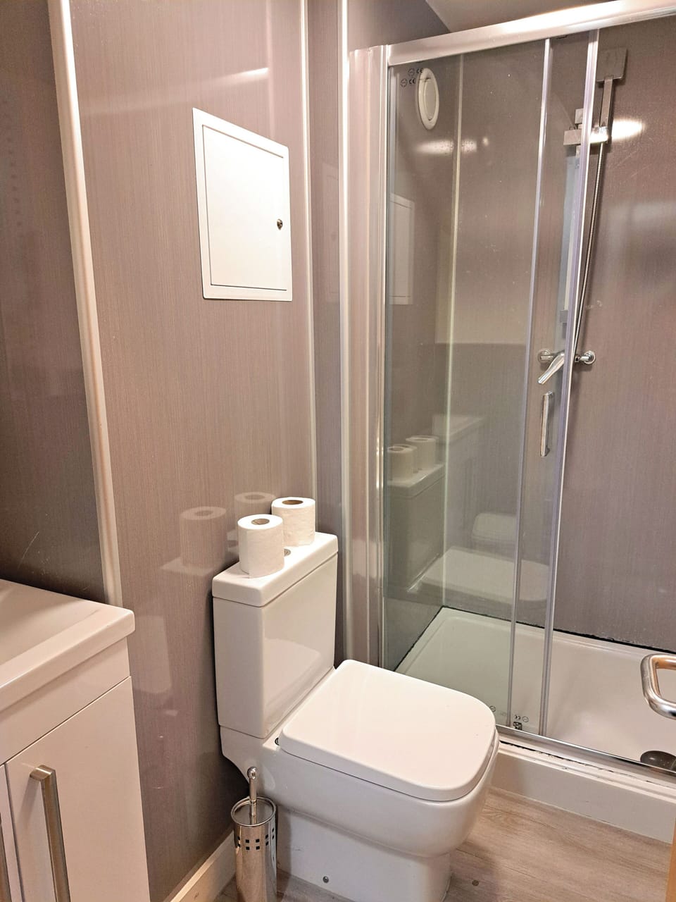 Basic Apartment | Bathroom | Shower, free toiletries, hair dryer, towels