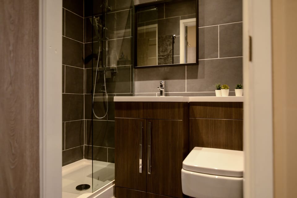 Suite, Private Bathroom | Bathroom | Shower, free toiletries, hair dryer, towels