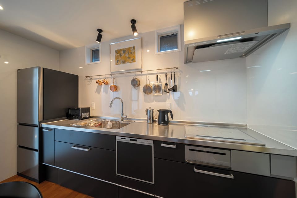 Comfort Villa, Bay View | Private kitchen | Full-size fridge, microwave, stovetop, cookware/dishes/utensils