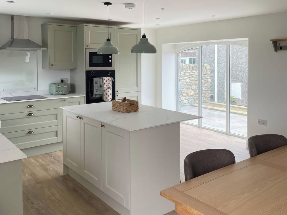 Cottage | Private kitchen | Fridge, microwave, dishwasher, toaster
