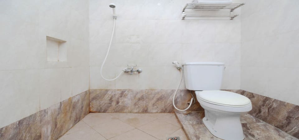 Combined shower/tub, free toiletries, slippers, towels
