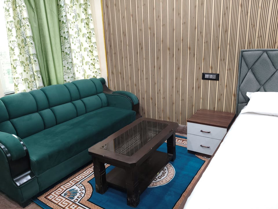 Laptop workspace, WiFi (free)