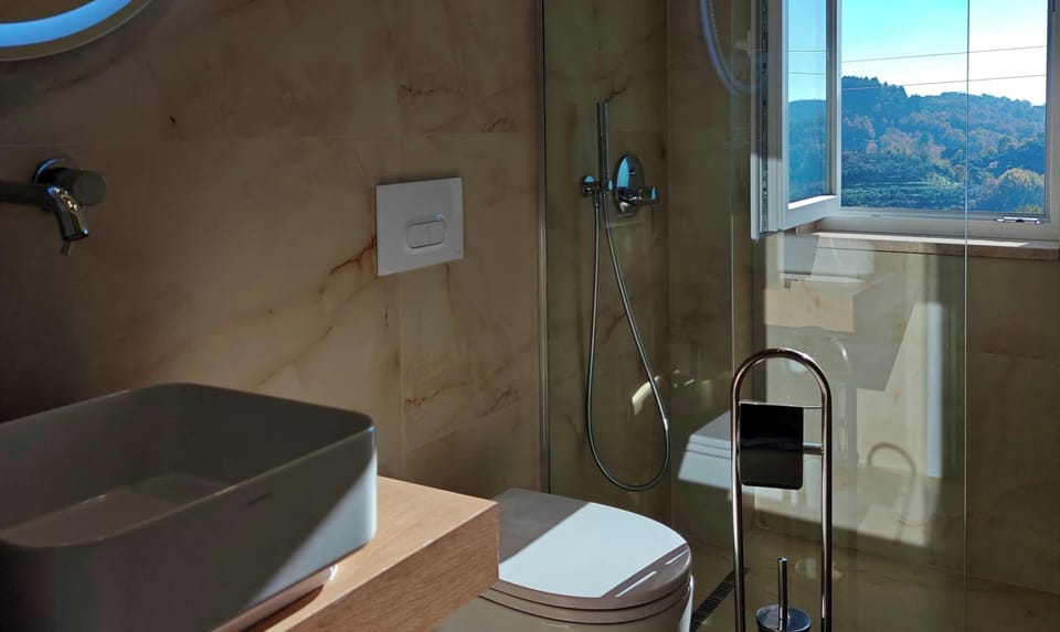 Deluxe Double Room, Bay View | In-room safe, soundproofing, free WiFi