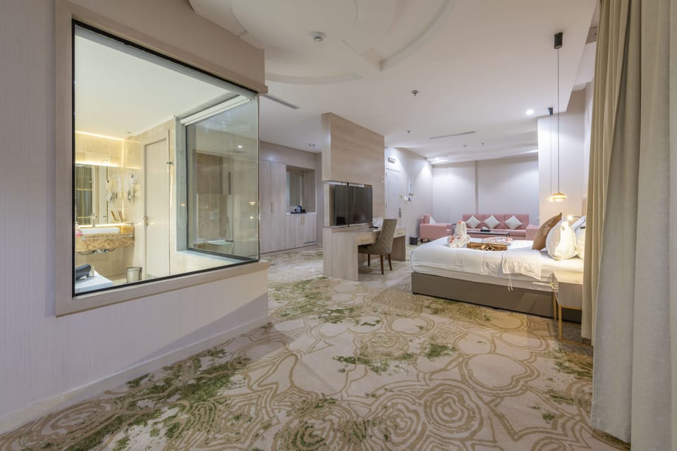 Honeymoon Studio, 1 Bedroom, Hot Tub, City View | Premium bedding, pillowtop beds, in-room safe, laptop workspace