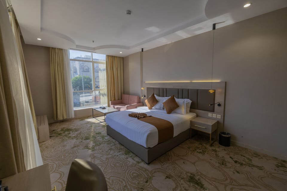 Honeymoon Studio, 1 Bedroom, Hot Tub, City View | Premium bedding, pillowtop beds, in-room safe, laptop workspace