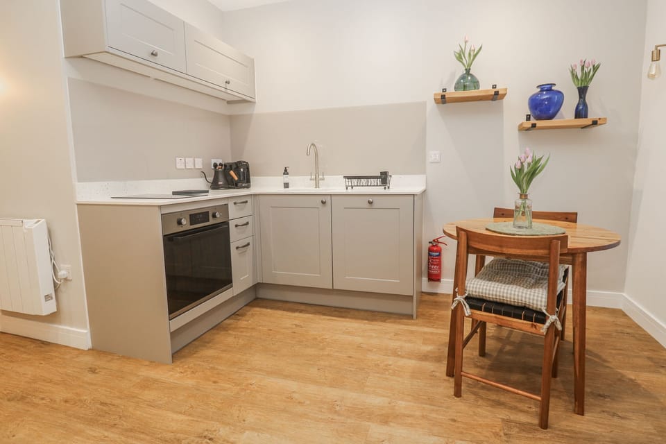 Cottage | Private kitchen | Fridge, toaster, cookware/dishes/utensils