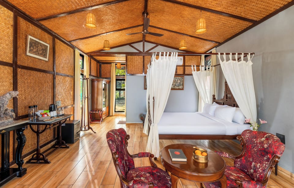 Premium Vintage Cottage with Balcony | Hypo-allergenic bedding available, minibar, desk, blackout drapes