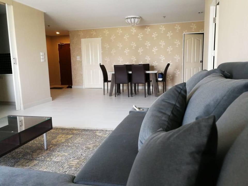 Apartment, 2 Bedrooms, Accessible, City View | Living room