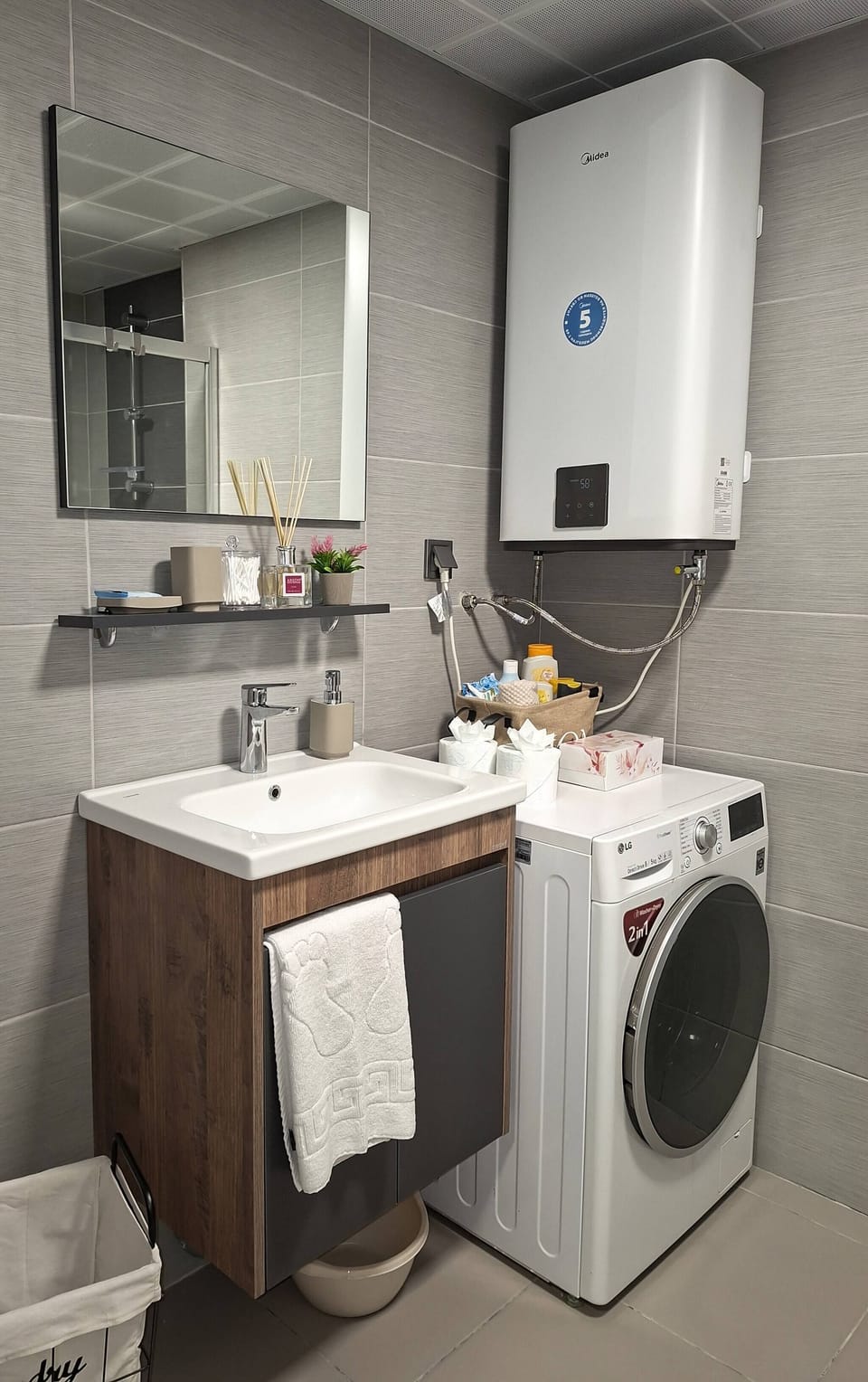 19th Floor Luxury Condo With Pool, spa & Parking Apartment in Skopje