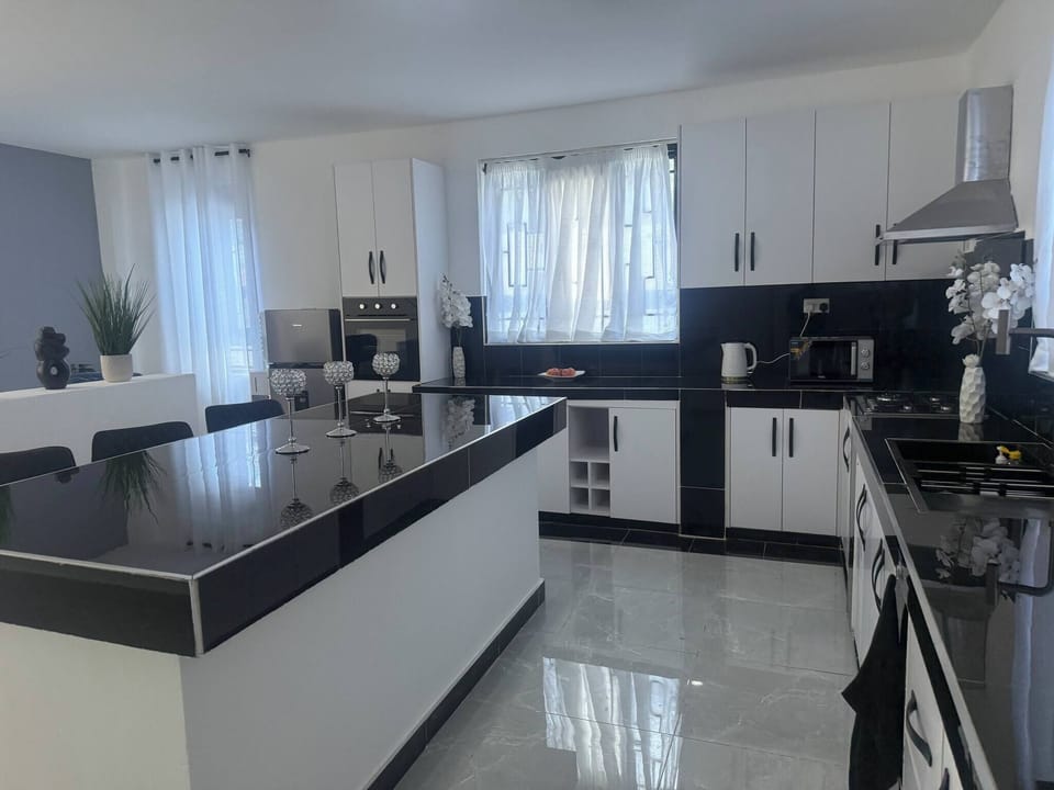 House, 3 Bedrooms, Smoking, City View | Interior
