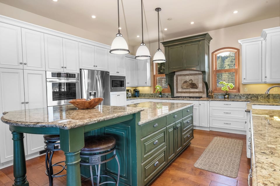 Signature House, 5 Bedrooms, Hot Tub, Lake View | Private kitchen | Fridge, microwave, oven, stovetop