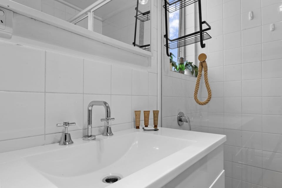 Spacious 3-bed Townhouse With Courtyard Apartment in Melbourne