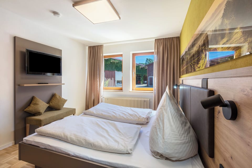 Deluxe Condo, Balcony, River View | Living area