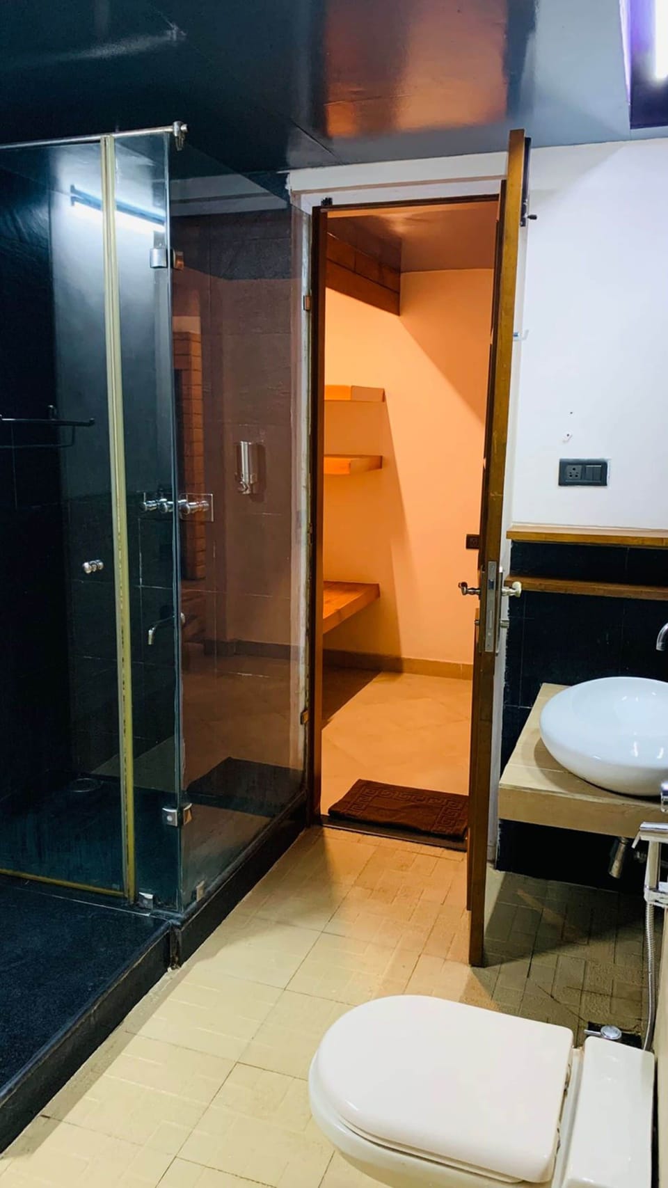 Executive Studio | Bathroom | Shower, free toiletries, hair dryer, slippers