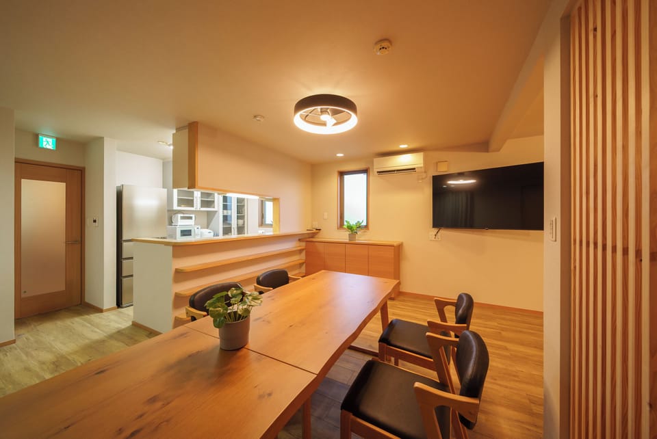 Family Condo, 5 Bedrooms, Non Smoking, Private Bathroom | In-room dining