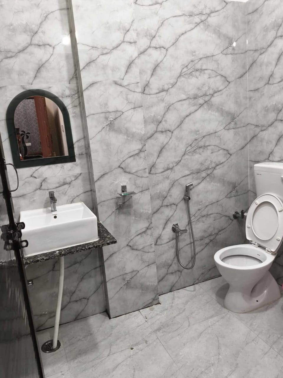 Family Room | Bathroom | Shower, free toiletries, towels, soap