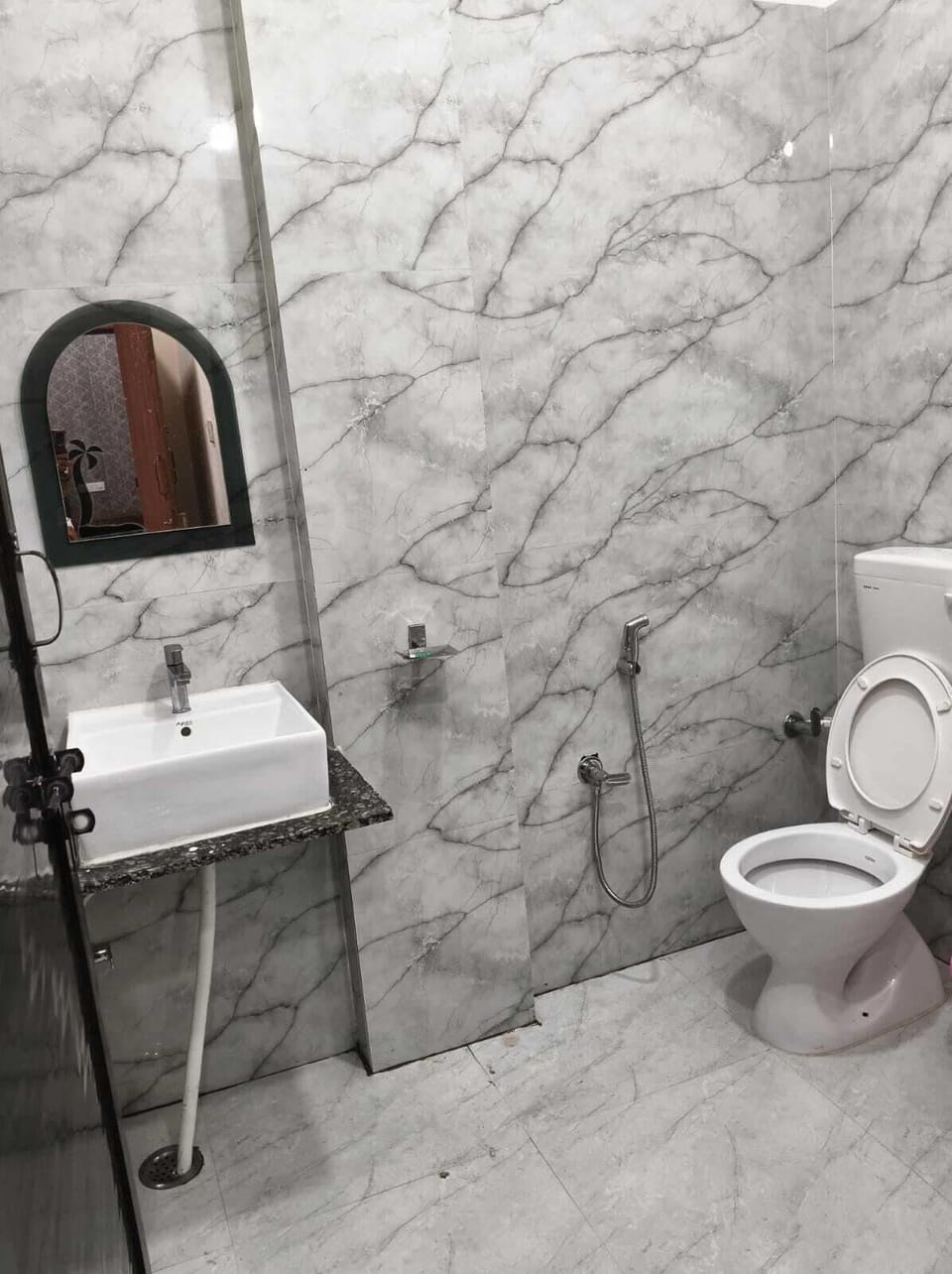 Family Room | Bathroom | Shower, free toiletries, towels, soap