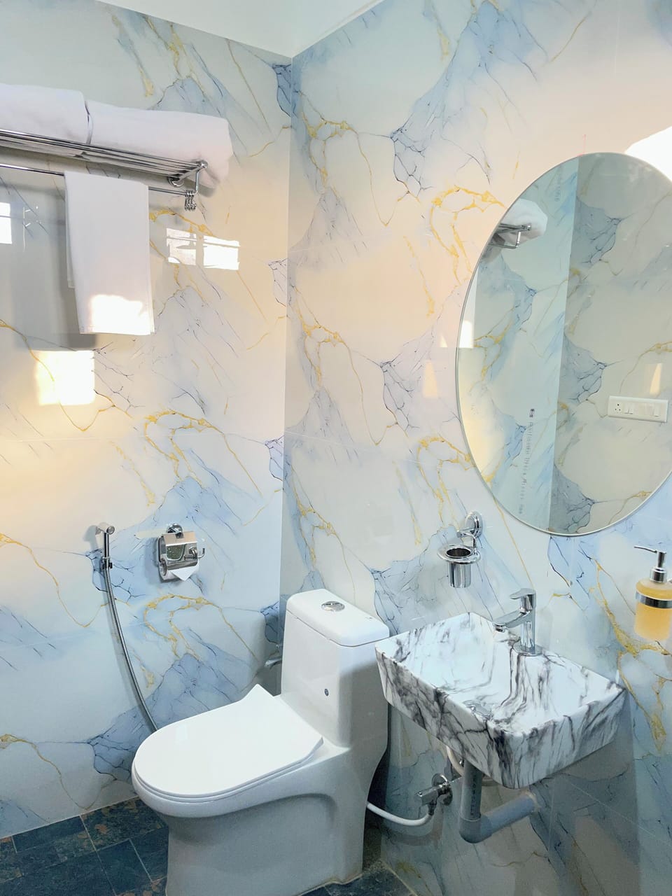 Deluxe Double Room | Bathroom | Shower, towels, soap, shampoo