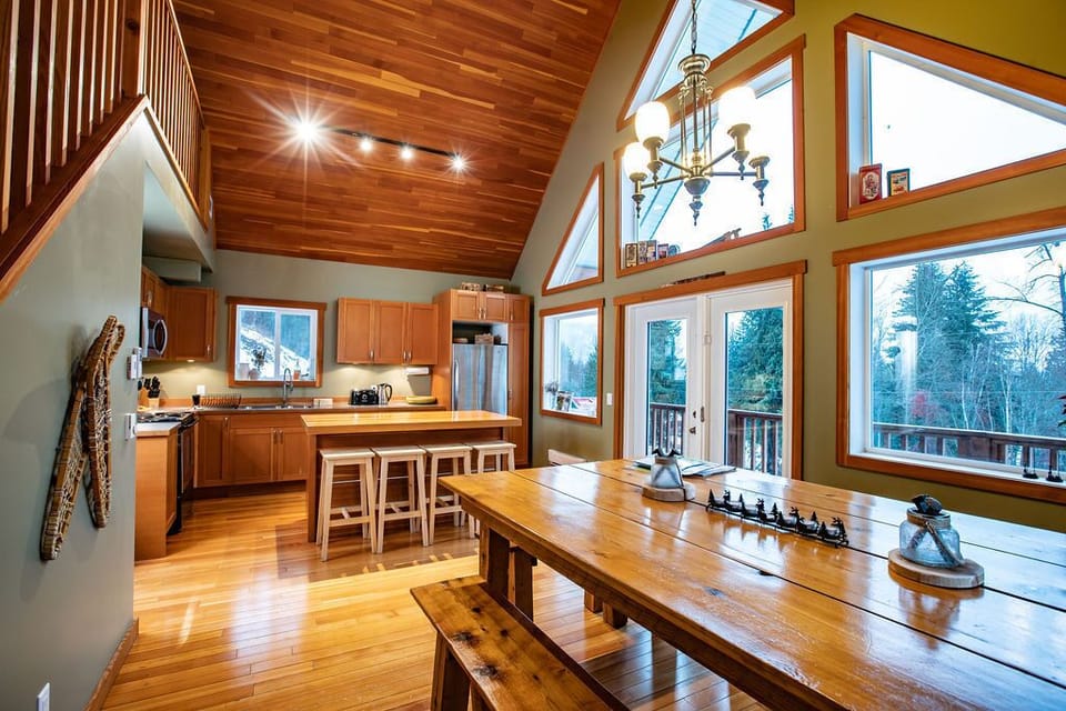 Cabin, 4 Bedrooms, Kitchen, Mountain View | Living area | 40-inch flat-screen TV with digital channels, TV, Netflix