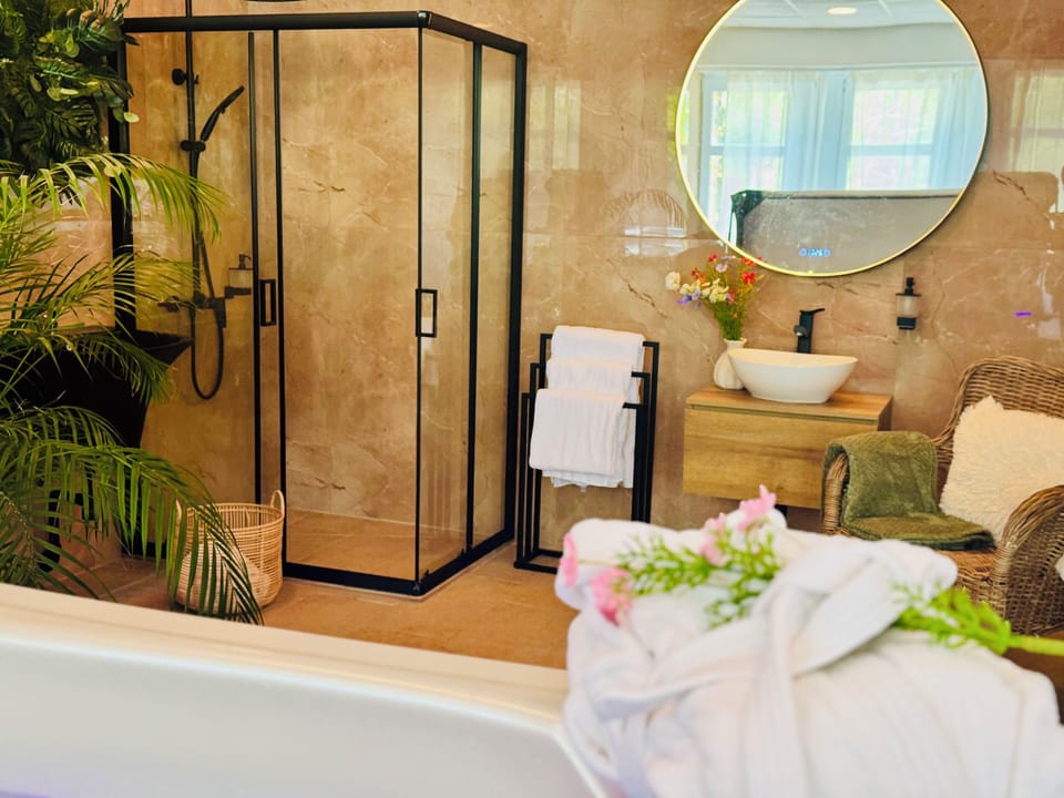 Sauna, hot tub, Swedish massages, sports massages, 1 treatment room