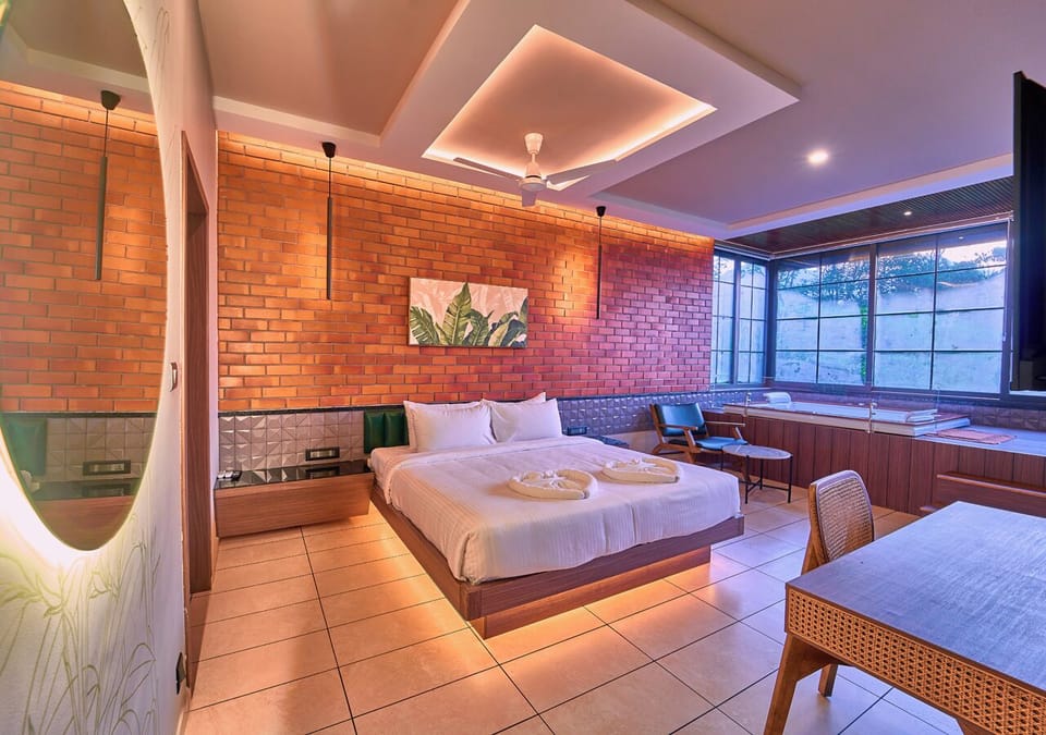 Signature Suite, 1 Bedroom, Balcony, Hill View | Premium bedding, memory foam beds, in-room safe, laptop workspace