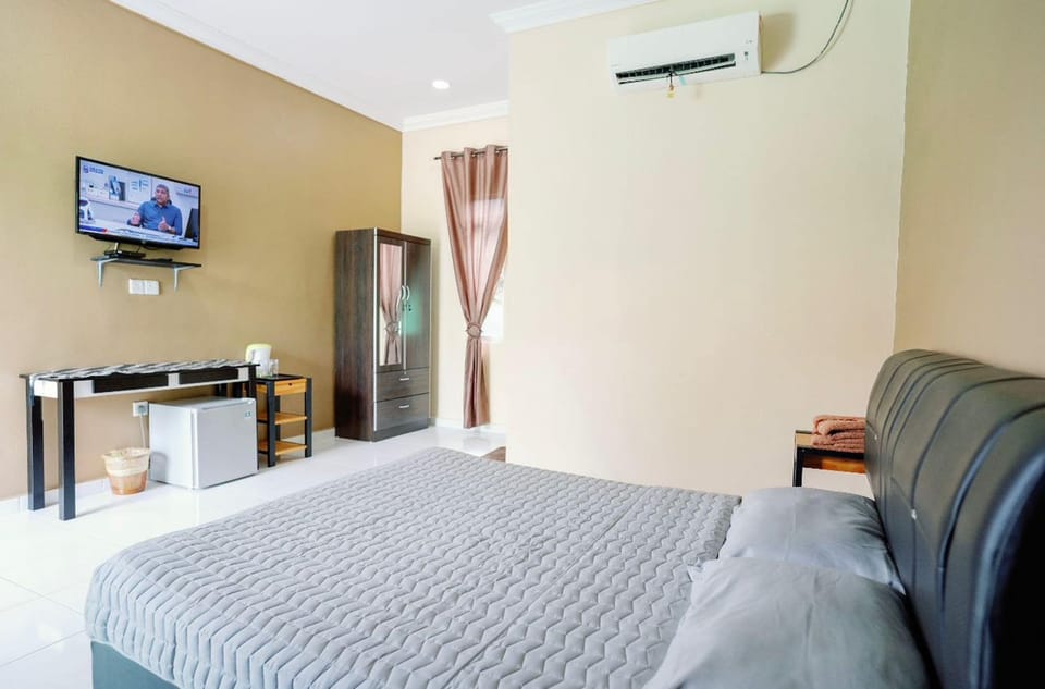 Deluxe Double Room | Minibar, desk, bed sheets