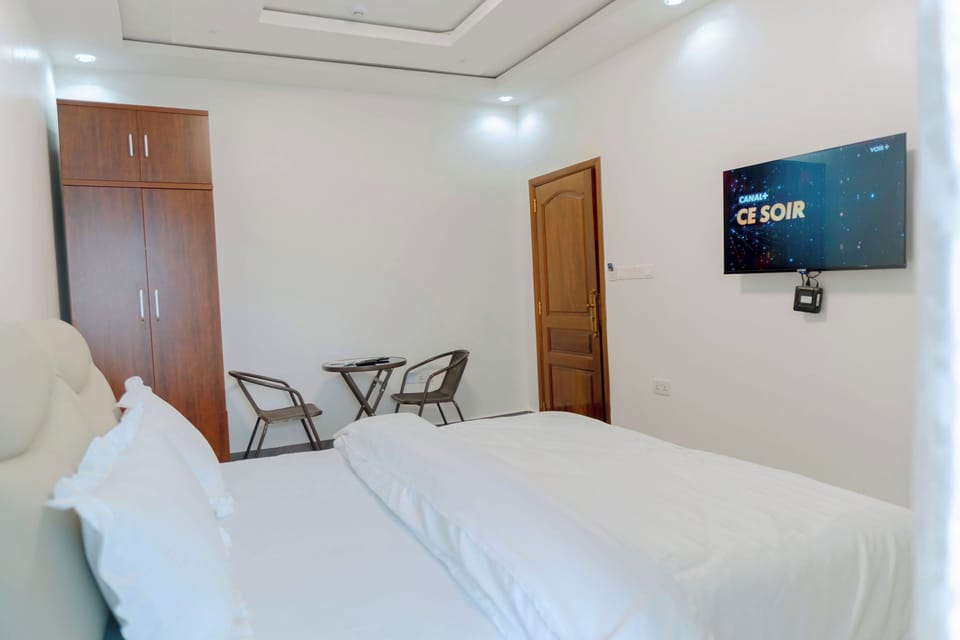 Deluxe Room, Balcony, City View | Iron/ironing board