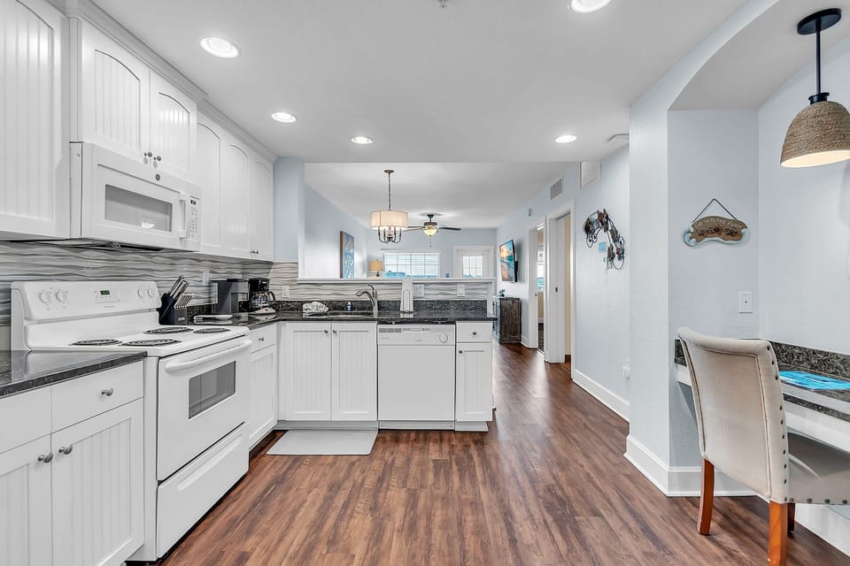 Condo, Multiple Beds (Harbourside 3313) | Private kitchen | Oven, toaster