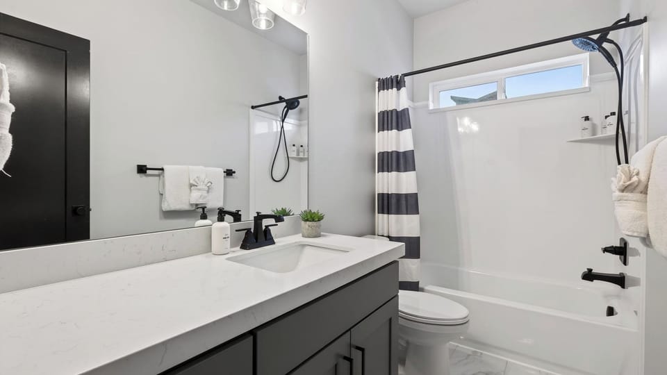 Poppy Peak by Avantstay Hot Tub + Game Room Near Skiing + Trails Spacious Park City Escape Cottage in Snyderville