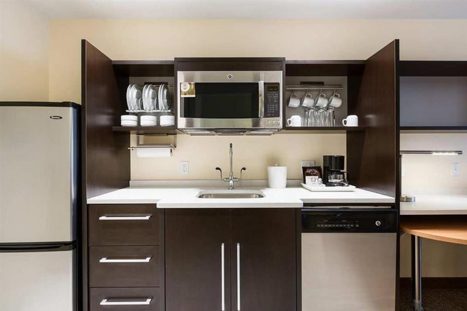 Full-size fridge, microwave, coffee/tea maker, cookware/dishes/utensils