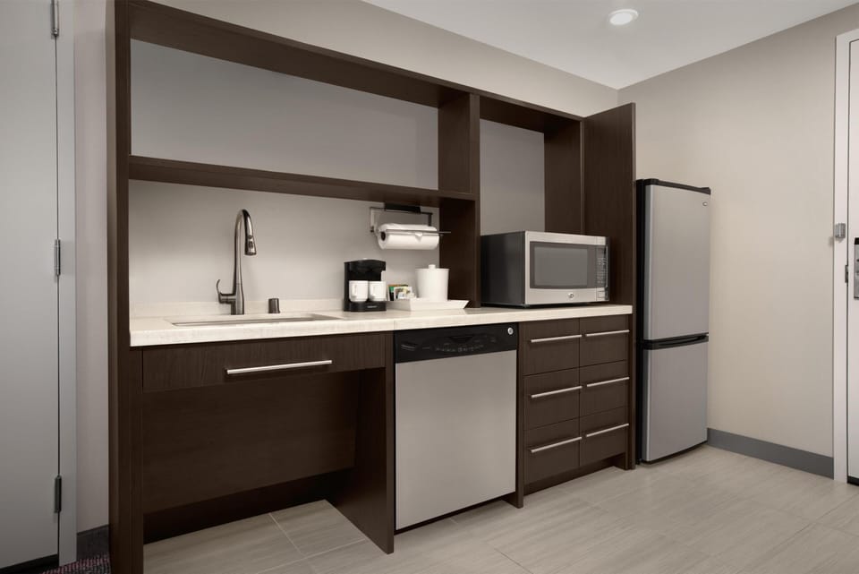Full-size fridge, microwave, coffee/tea maker, cookware/dishes/utensils