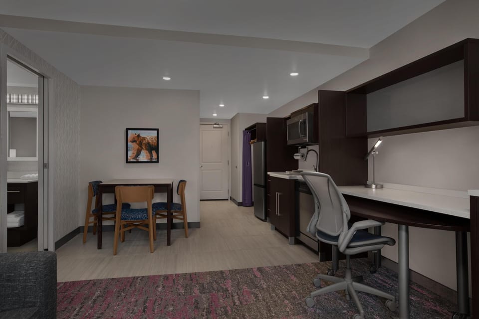 Hypo-allergenic bedding, in-room safe, desk, laptop workspace