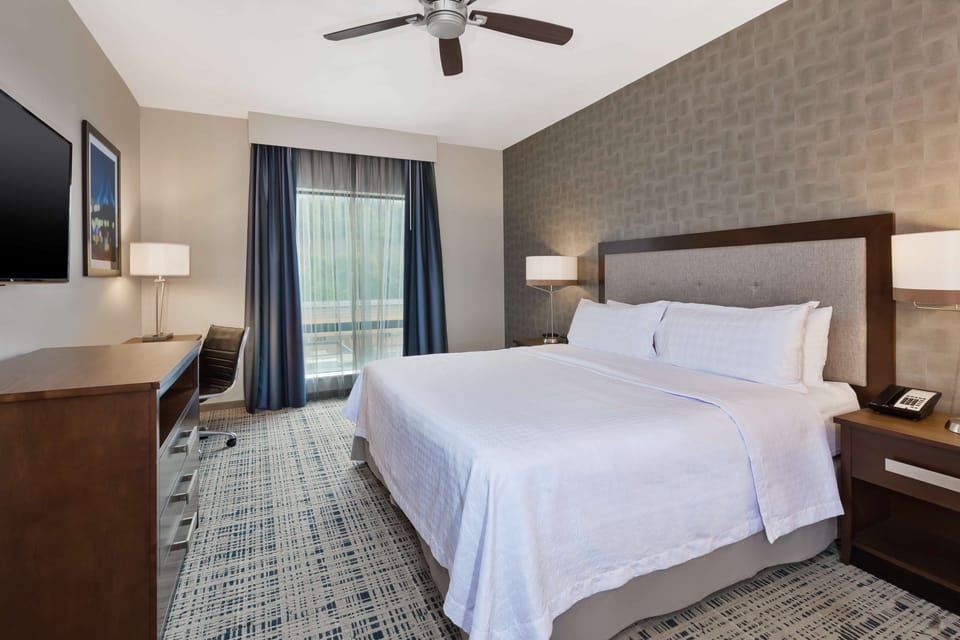 Premium bedding, in-room safe, desk, laptop workspace