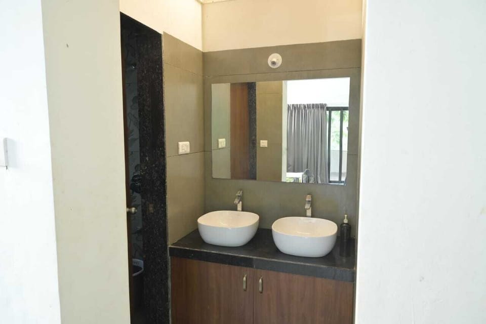 Towels, soap, shampoo, toilet paper