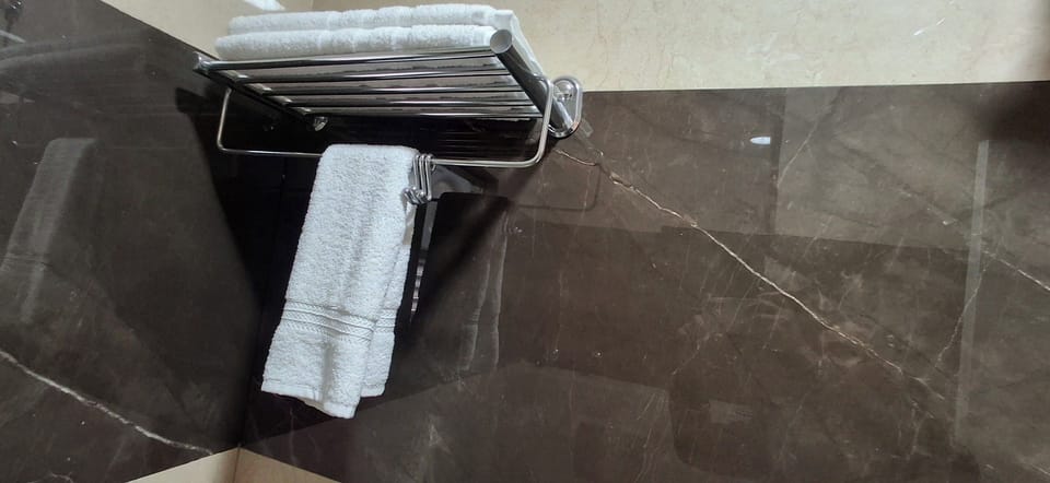 Deluxe Double Room | Bathroom | Shower, free toiletries, towels, soap