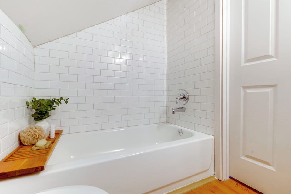 1 Mi to Historic Dtwn: Dog-friendly Everett Home! Cottage in Everett