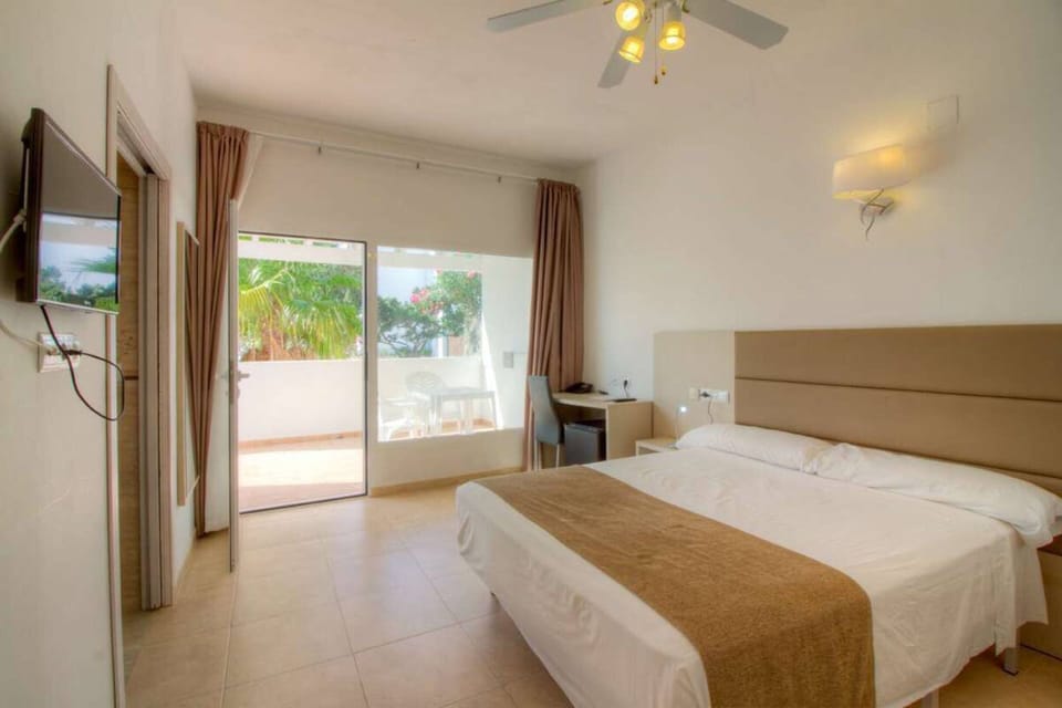 Room, 1 Queen Bed, Accessible | In-room safe, WiFi (free), bed sheets