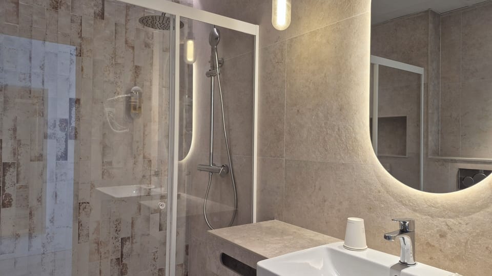 Junior Suite, Balcony, Ocean View | Bathroom | Shower, towels