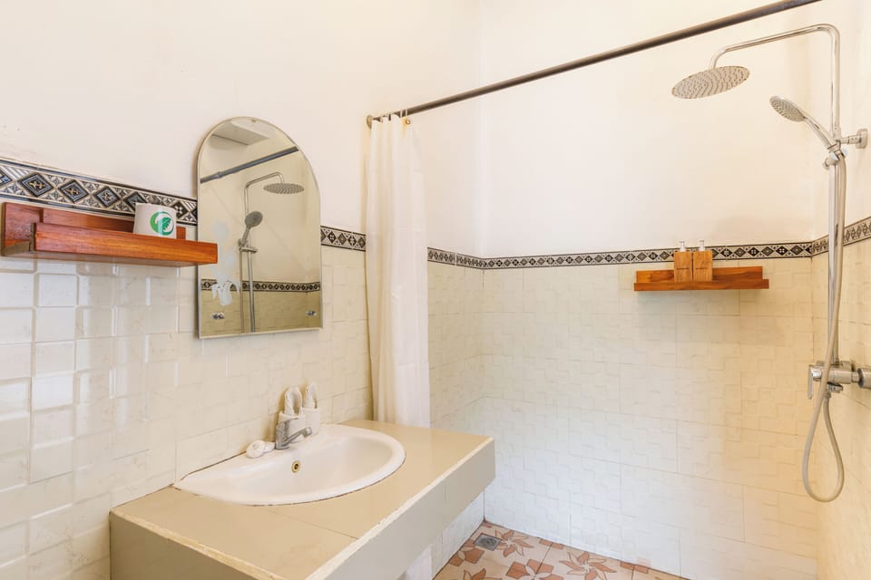 Deluxe Room, Garden View | Bathroom