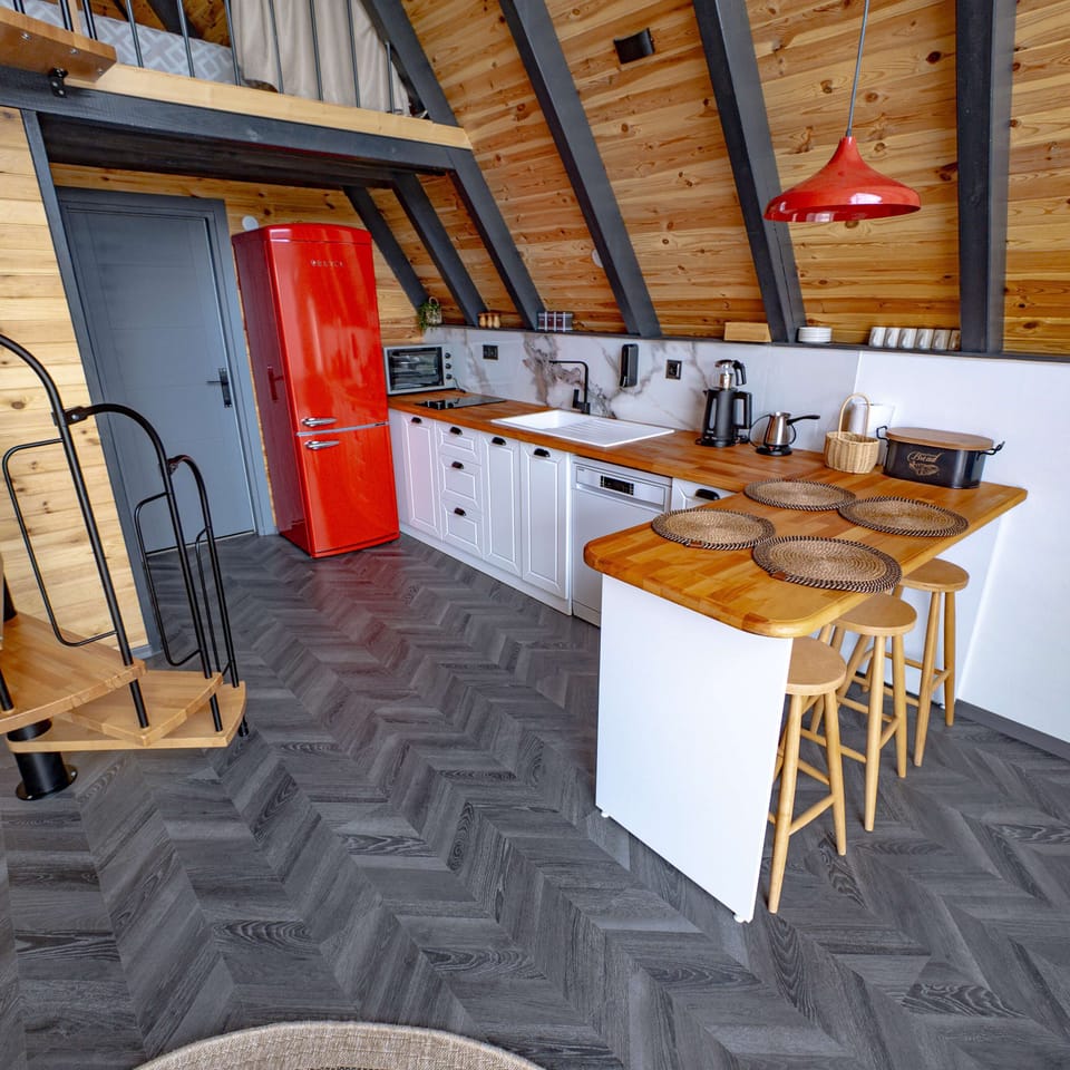Deluxe Suite, Pool View | Private kitchen | Mini-fridge, stovetop, cookware/dishes/utensils