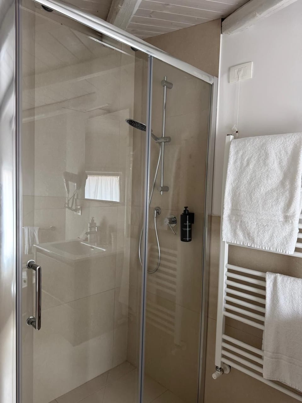 Exclusive Double or Twin Room, City View | Bathroom | Shower, hair dryer, bidet, towels